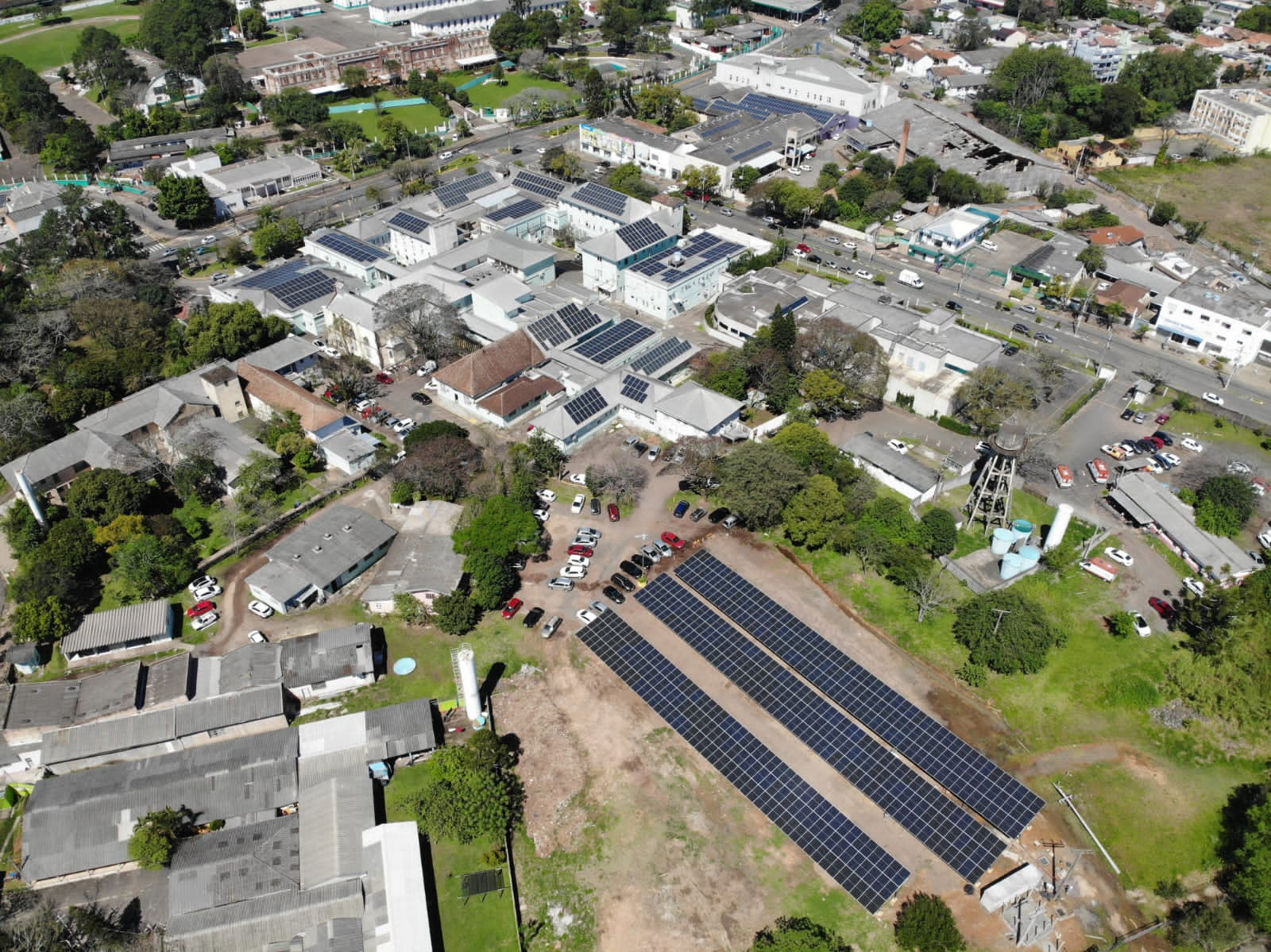 Instalação das placas solares é concluída no estacionamento do Hospital